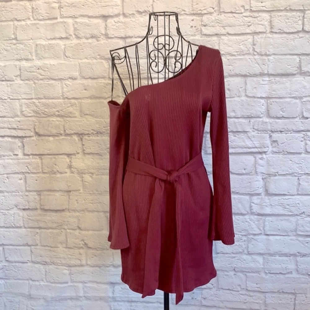 Lulu’s Ribbed off shoulder long sleeved tie in front mini Dress
